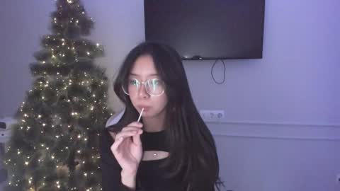 Snapshot of miwa_kasumi chatting on 12/23/24, 05:22 MIa online show from 12/23/24, 05:22