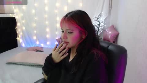 Snapshot of mixie_cute chatting on 12/18/24, 12:32 mixie_cute online show from 12/18/24, 12:32