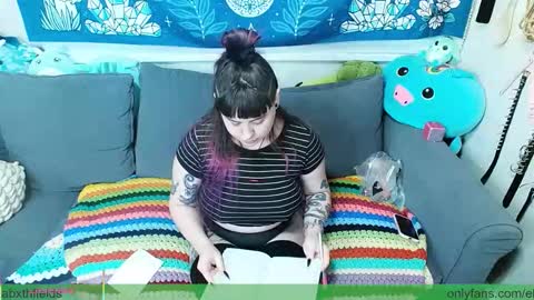 Elizabxth Fields online show from 11/10/25, 04:44