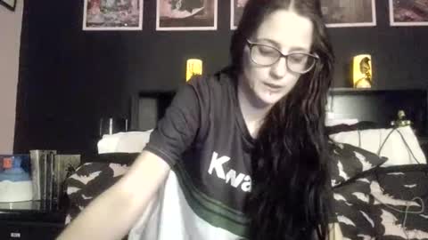 Snapshot of mizzbonez chatting on 01/17/26, 01:21 Mizz Bonez online show from 01/17/26, 01:21