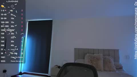 Snapshot of mmmayra_0x chatting on 11/28/25, 09:06 MAYRA online show from 11/28/25, 09:06