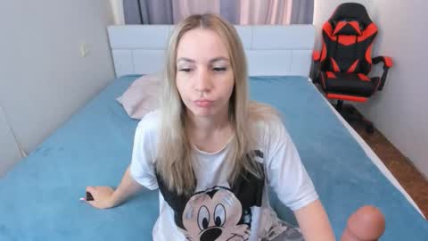 Snapshot of mmmmmargo chatting on 11/12/25, 07:09 Margo online show from 11/12/25, 07:09