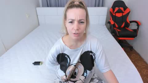 Snapshot of mmmmmargo chatting on 11/19/25, 11:49 Margo online show from 11/19/25, 11:49