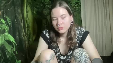 Snapshot of mo0n_goddess chatting on 01/18/25, 04:48 Misty online show from 01/18/25, 04:48