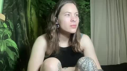 Snapshot of mo0n_goddess chatting on 01/19/25, 09:01 Misty online show from 01/19/25, 09:01
