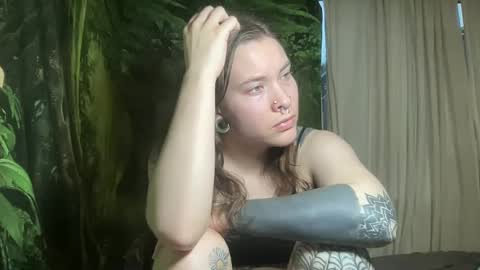 Snapshot of mo0n_goddess chatting on 02/04/25, 01:23 Misty online show from 02/04/25, 01:23