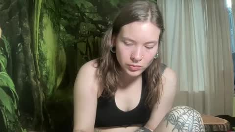 Snapshot of mo0n_goddess chatting on 02/11/25, 01:31 Misty online show from 02/11/25, 01:31