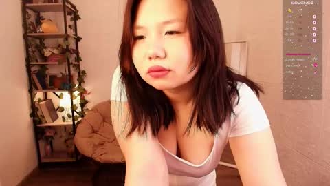 Snapshot of moana_light chatting on 11/19/25, 02:11 hey meet with me online show from 11/19/25, 02:11