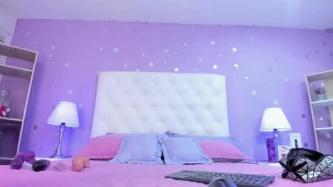 Snapshot of models_sophia chatting on 12/17/25, 07:42 Sophia online show from 12/17/25, 07:42