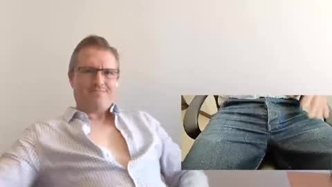 Snapshot of moe_001 chatting on 09/29/25, 06:57 Moe online show from 09/29/25, 06:57