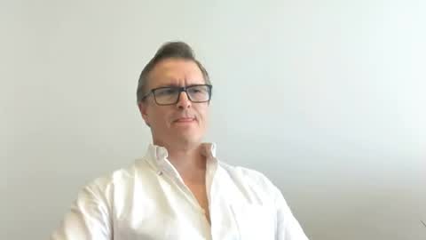 Snapshot of moe_001 chatting on 11/17/25, 08:14 Moe online show from 11/17/25, 08:14