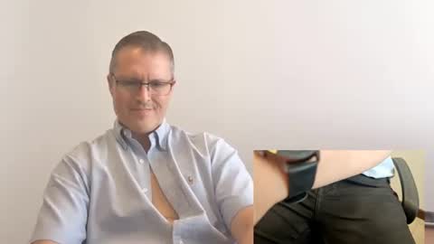 Snapshot of moe_001 chatting on 12/16/25, 06:46 Moe online show from 12/16/25, 06:46