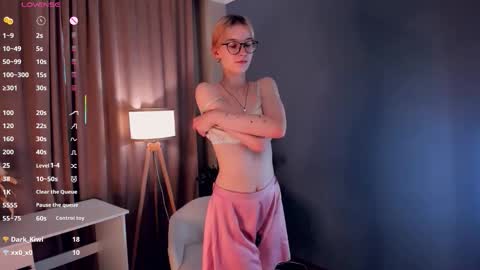 Laura online show from 10/08/25, 01:25