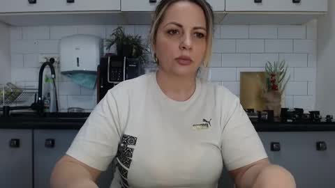 erika online show from 01/05/25, 01:04