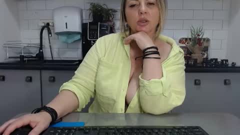 erika online show from 02/06/25, 01:32