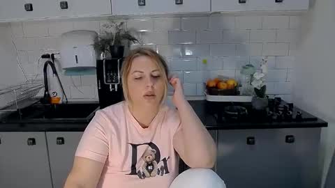 erika online show from 10/08/25, 09:07