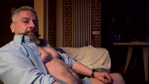 Snapshot of molitsrymale69 chatting on 12/04/25, 02:32 molitsrymale69 online show from 12/04/25, 02:32