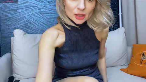 Snapshot of molly_beauti chatting on 02/14/26, 01:41 Molly online show from 02/14/26, 01:41