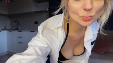 Snapshot of molly_beauti chatting on 05/11/26, 02:45 Molly online show from 05/11/26, 02:45