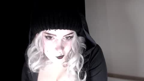 Molly Crow online show from 12/23/25, 03:59