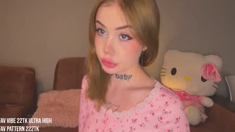 Snapshot of molly_dose chatting on 10/18/25, 04:08 Molly dose online show from 10/18/25, 04:08