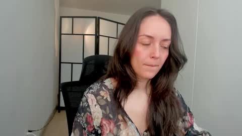 Snapshot of molly_marmalade_ chatting on 12/04/25, 04:05 MOLLY online show from 12/04/25, 04:05