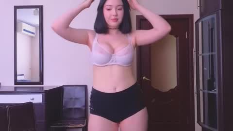 molly_millerr online show from 02/28/25, 07:37
