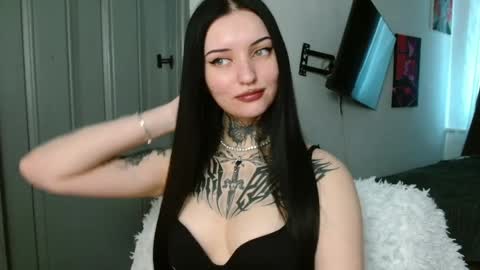 Snapshot of molly_montanaaa chatting on 06/05/26, 09:37 Lina online show from 06/05/26, 09:37