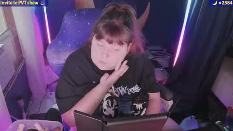 Snapshot of molly_moons chatting on 09/13/25, 10:31 molly_moons online show from 09/13/25, 10:31