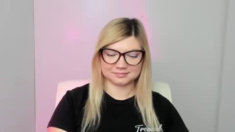 Snapshot of molly_moree chatting on 09/13/25, 11:32 Molly online show from 09/13/25, 11:32