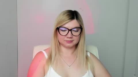 Snapshot of molly_moree chatting on 09/14/25, 11:42 Molly online show from 09/14/25, 11:42