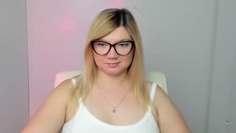 Snapshot of molly_moree chatting on 09/15/25, 11:32 Molly online show from 09/15/25, 11:32