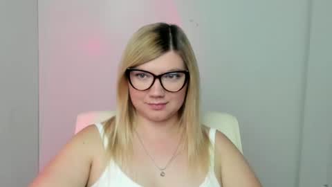 Snapshot of molly_moree chatting on 09/18/25, 11:56 Molly online show from 09/18/25, 11:56