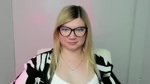 Snapshot of molly_moree chatting on 09/21/25, 11:34 Molly online show from 09/21/25, 11:34