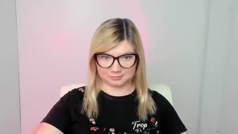 Snapshot of molly_moree chatting on 09/22/25, 11:45 Molly online show from 09/22/25, 11:45