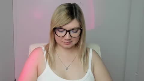 Snapshot of molly_moree chatting on 09/29/25, 11:48 Molly online show from 09/29/25, 11:48