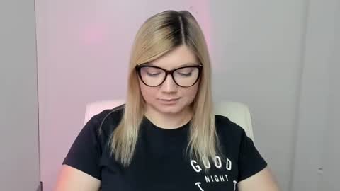 Snapshot of molly_moree chatting on 09/30/25, 11:48 Molly online show from 09/30/25, 11:48