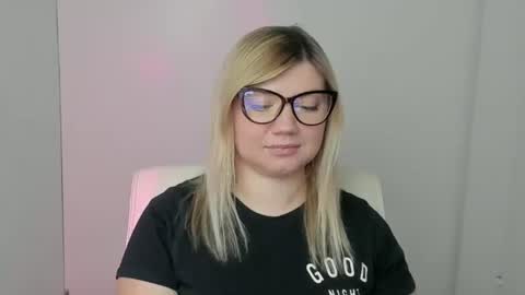 Snapshot of molly_moree chatting on 10/03/25, 11:51 Molly online show from 10/03/25, 11:51