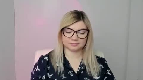 Snapshot of molly_moree chatting on 10/04/25, 11:52 Molly online show from 10/04/25, 11:52