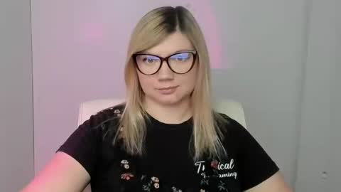 Snapshot of molly_moree chatting on 10/06/25, 12:02 Molly online show from 10/06/25, 12:02