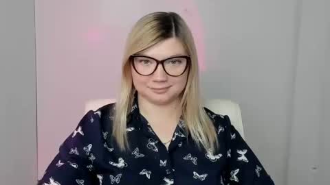 Snapshot of molly_moree chatting on 10/08/25, 06:16 Molly online show from 10/08/25, 06:16