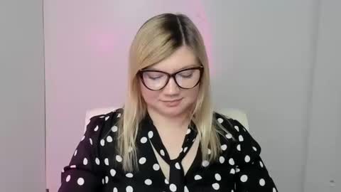 Snapshot of molly_moree chatting on 10/10/25, 08:19 Molly online show from 10/10/25, 08:19