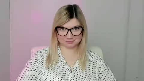 Snapshot of molly_moree chatting on 10/13/25, 11:43 Molly online show from 10/13/25, 11:43