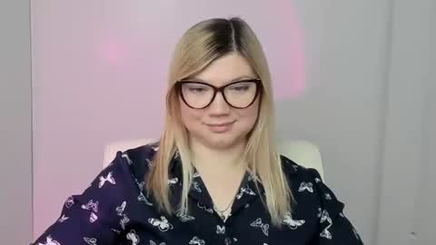 Snapshot of molly_moree chatting on 10/14/25, 05:41 Molly online show from 10/14/25, 05:41