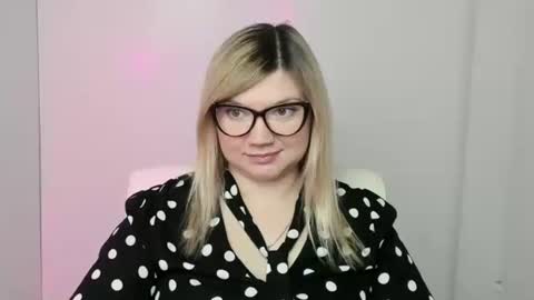 Snapshot of molly_moree chatting on 10/15/25, 12:05 Molly online show from 10/15/25, 12:05