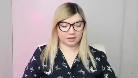 Snapshot of molly_moree chatting on 10/17/25, 11:57 Molly online show from 10/17/25, 11:57