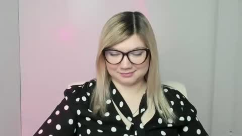 Snapshot of molly_moree chatting on 10/18/25, 11:55 Molly online show from 10/18/25, 11:55