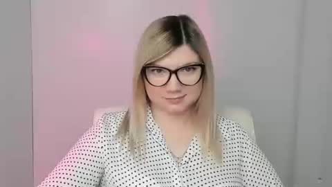 Snapshot of molly_moree chatting on 10/19/25, 11:44 Molly online show from 10/19/25, 11:44