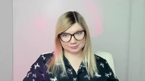 Snapshot of molly_moree chatting on 10/20/25, 11:43 Molly online show from 10/20/25, 11:43