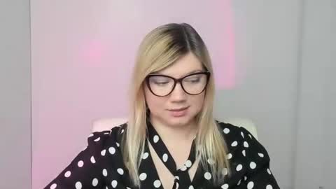 Snapshot of molly_moree chatting on 10/22/25, 12:16 Molly online show from 10/22/25, 12:16